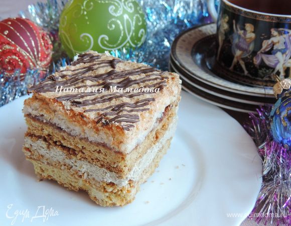 Я дополнительно растопила грамм 40 шоколада и нанесла сверху хаотичный рисунок. Перед подачей нарезаем пляцок на порционные прямоугольные куски.