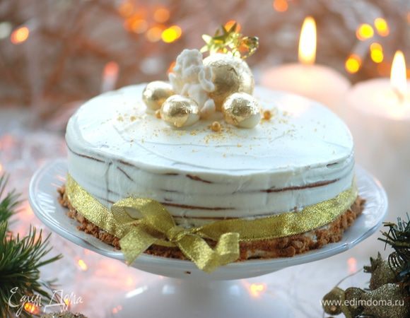 Коржи пропитываем кремом и посыпаем орехами. Когда пропитали коржи, боковые края торта обмазываем кремом. Обрезки (можно и орехи) измельчаем в блендере и украшаем бока торта и верхнюю часть.