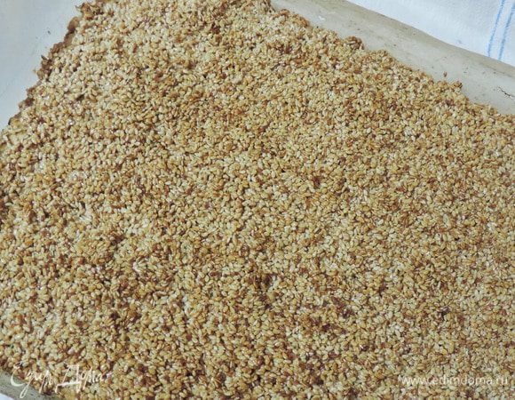 Выпекаем в разогретой до 180°C духовке примерно 20 минут до зарумянивания кунжутного слоя.