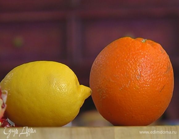 Приготовить маринад, соединив сок апельсина и лимона, сахар и уксус. 