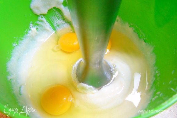 Включите духовку на 180°C. Взбейте блендером творог с сахаром до однородности. Введите яйца и опять взбейте.