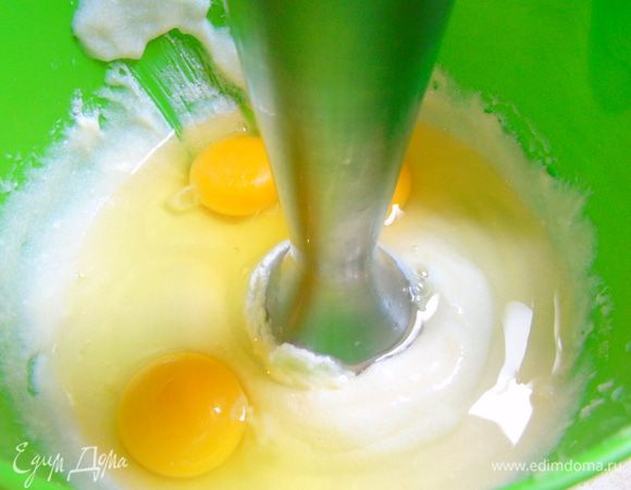 Включите духовку на 180°C. Взбейте блендером творог с сахаром до однородности. Введите яйца и опять взбейте.