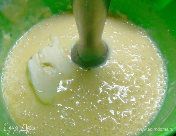 Добавляем мягкое сливочное масло и опять взбиваем.