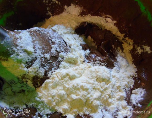 Всыпаем какао, перемешиваем, а затем добавляем муку смешанную с разрыхлителем. Перемешиваем.