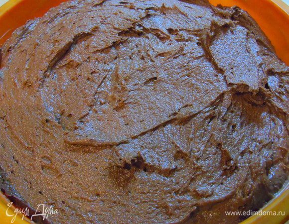 Форму 20 см смазываем маслом, выкладываем тесто, разравниваем и отправляем в разогретую духовку на 30-40 минут, до сухой спички.