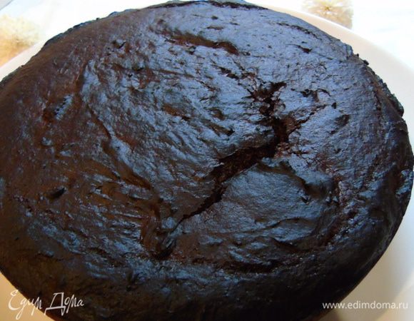 Достаем и даем остыть, не пугайтесь если он сверху треснет, это показывает пористую структуру пирога.