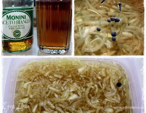 Потом надо приготовить трехпроцентный раствор уксуса. 
И заливаем приготовленный лучок. Потом добавляем туда все приготовленные пряности и перемешиваем.
И лоточек убираем на две недельки в холодильник.
