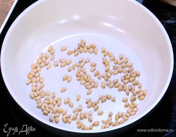 Кедровые орехи подсушить на разогретой сковороде.