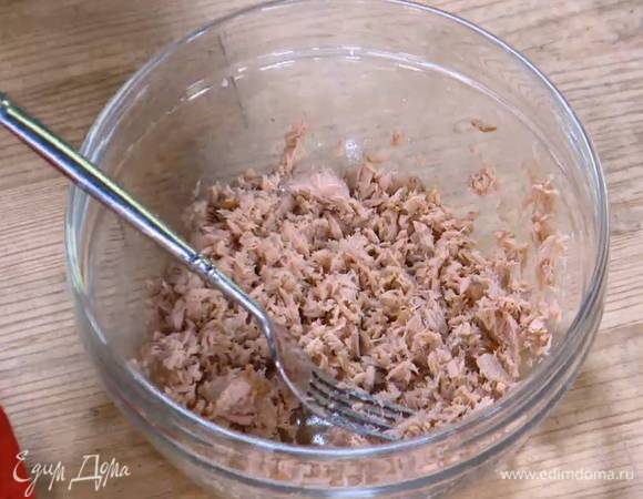 Тунца размять вилкой.