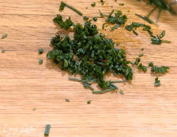 Шнитт-лук мелко нарезать.