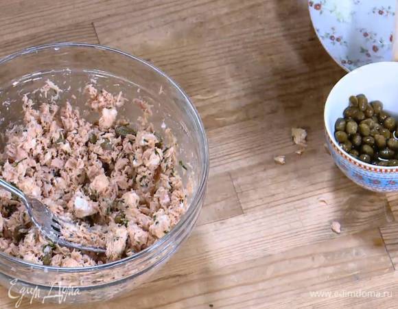 Приготовить начинку: к тунцу добавить козий сыр, шнитт-лук, каперсы и все еще раз размять вилкой.