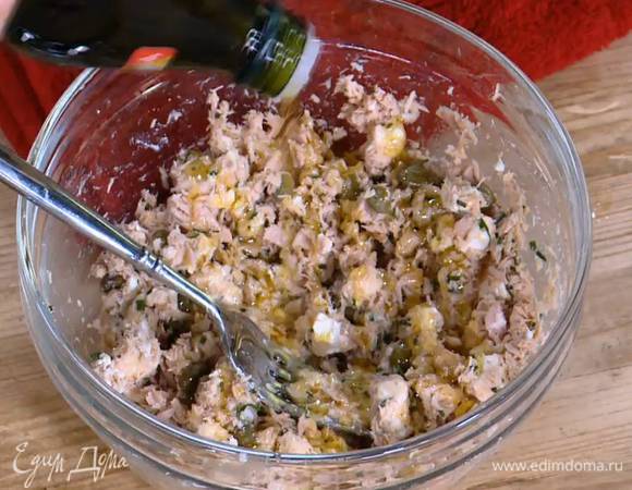 Полить начинку соком лайма, оливковым маслом и все перемешать.