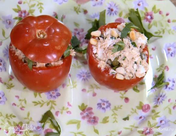 Наполнить помидоры начинкой, посыпать кедровыми орехами, кинзой и накрыть помидоры крышечками.