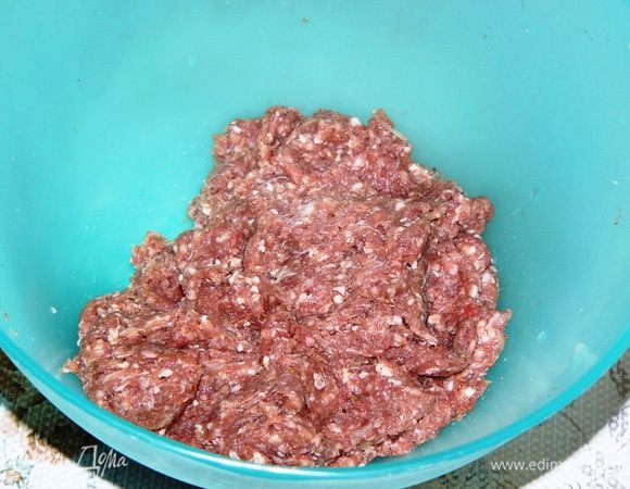 Теперь займемся фаршем для котлет. Надо очистить и измельчить лук. Добавить к фаршу лук, яйцо, хлебную крошку, специи, соль. Хорошо вымесить. На фото уже вымешанный фарш. Надеюсь, процесс перемешивания понятен. Забыла сфотографировать. Хочу заметить, что яйцо в котлеты я обычно не добавляю. Но в данном случае это уместно, потому яйцо придает эластичность и гладкость фаршу. Нам это пригодится на этапе заворачивания начинки. 