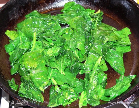Достаточно, чтобы шпинат только слегка осел. На это может потребоваться меньше минуты. Сразу выключить. Посолить и поперчить. 
