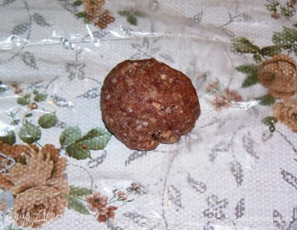 Приготовьте кусок плотного целлофана или разрезанный файл. Буду рассказывать секрет. От фарша отделите шарик величиной с мандарин. Положите его на середину целлофана. 