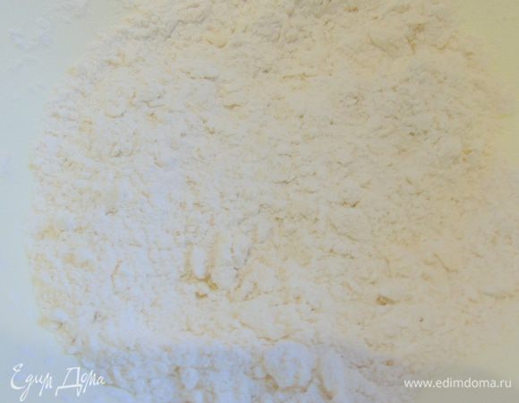 Муку просеиваем, добавляем соль, сахар и сливочное масло. Перетираем в крошку.