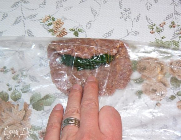 Теперь загните на себя верхний край целлофана и продолжайте потихоньку тянуть его на себя.