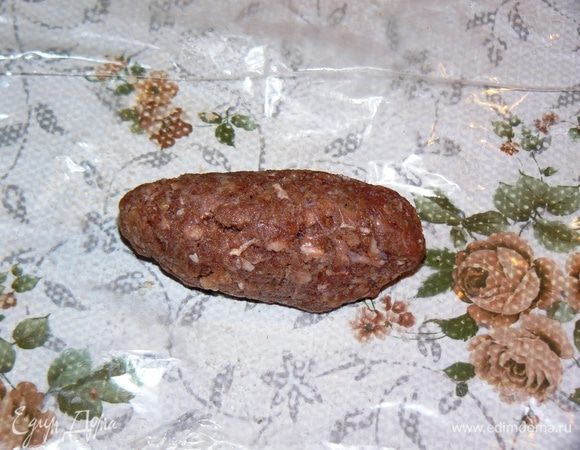 Открываем целлофан. Теперь становится несложным просто руками залепить края, и аккуратная котлета с начинкой готова!