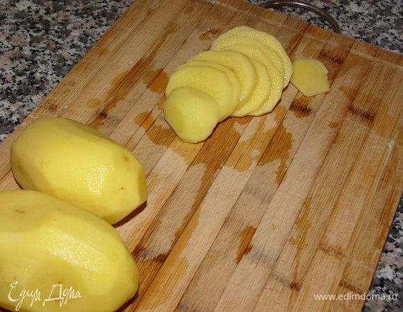 Для гарнира картофель чистим и нарезаем как вам больше нравится. 