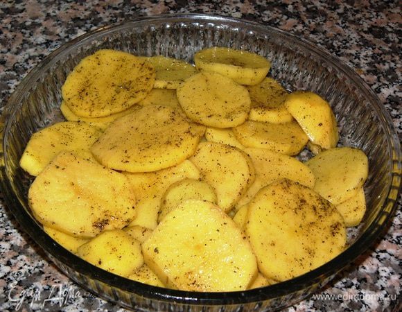 Картофель выкладываем в форму, солим, перчим, добавляем немного масла и розмарин. Отправляем в духовку, разогретую до 200°C, на полчаса. 