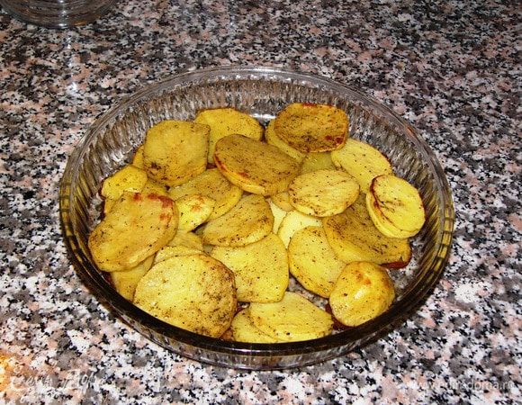 Было бы неплохо запекать картофель и котлеты в разных формах, но у меня размеры духовки не вмещают две посудины, поэтому я достала полуготовый картофель...