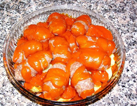 .. и выложила котлеты прямо поверх него. Сверху полила томатным соусом. 