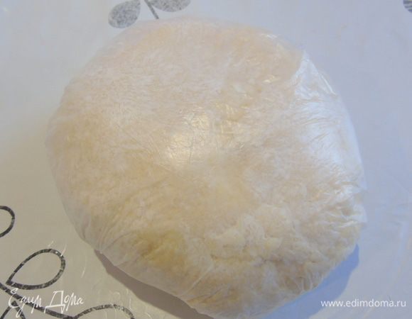 Быстро замешиваем тесто, заворачиваем в пленку и отправляем в холодильник на 2 часа.