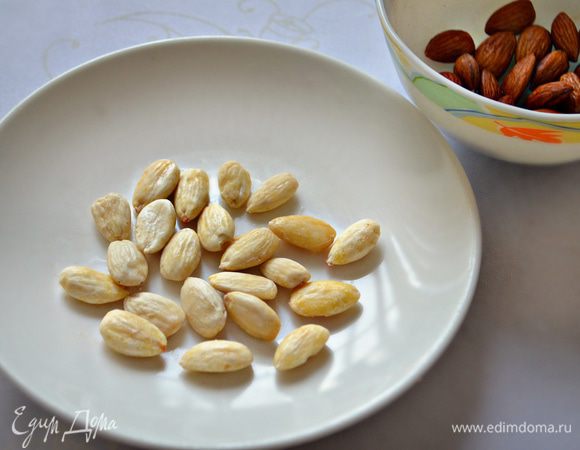 Миндаль залейте кипятком на 3 мин, после чего слейте воду и обсушите. Очистите кожуру, она легко будет сниматься.