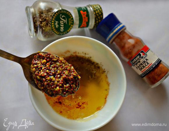 Сливочное масло растопите в пиале. Добавьте паприку, тимьян, горчицу, соль, свежемолотый чёрный перец и хорошо перемешайте.