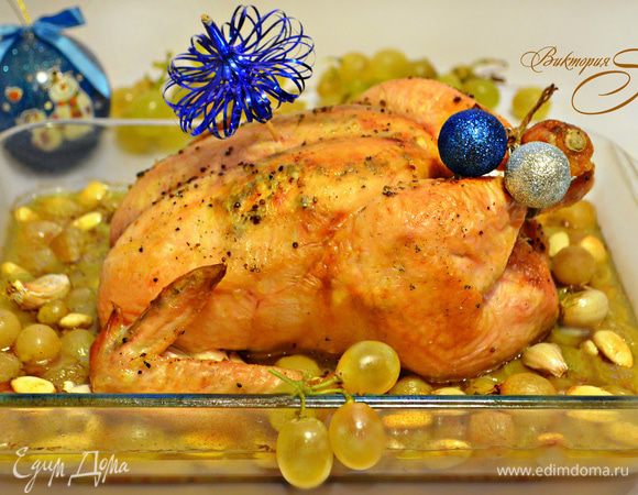 Готовую курочку подавайте к столу горячей. Рекомендую вам в качестве гарнира — картофельное пюре. Полейте его образовавшимся соусом вместе с виноградом и миндалём, выложите кусочек курочки и...пусть весь мир подождёт!! Попробуйте, как же это вкусно! Приятного вам аппетита!