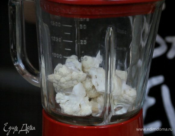 Разобрать капусту на соцветия и взбить в блендере до небольшой крошки. Нужно создать имитацию риса, но не превратить капусту в кашу. Удобнее всего взбить капусту небольшими порциями.