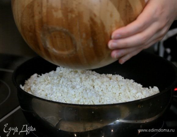 Разогреть масло и обжарить получившийся "рис" 5-7 минут.