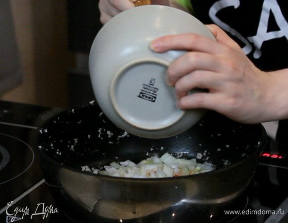 Вынуть капусту и обжарить лук с чесноком и перцем 5 минут.