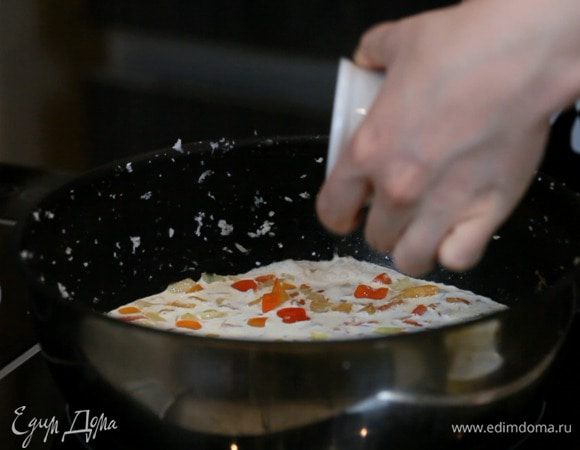 Добавить молоко, пасту карри (у меня красная паста карри), рыбный соус, мёд и соль. Тушить пару минут.