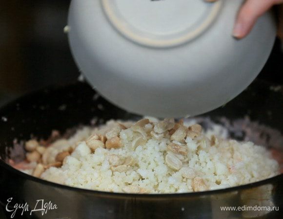 Вернуть капусту, добавить арахис и потушить ещё пару минут.