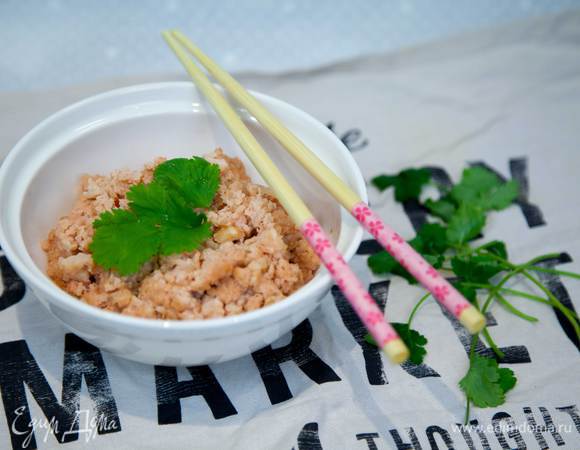 Подавать "рис", украсив листочками кинзы.