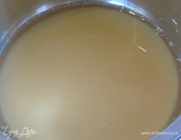 В сотейник выльем вино, выдавим сок лайма и добавим сахар, доведем до кипения.