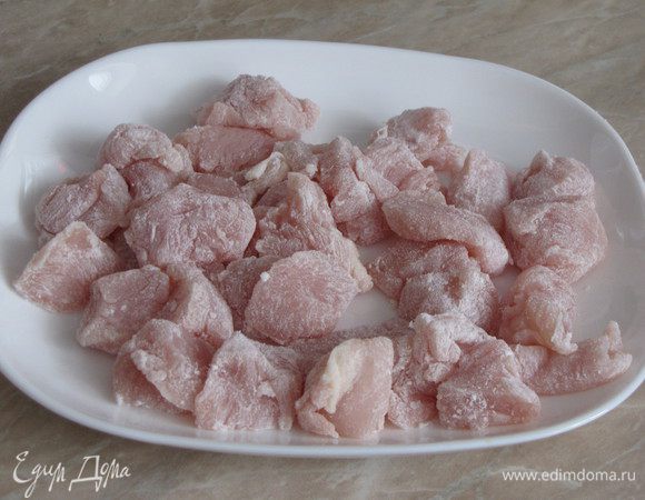 Куриное филе нарежем кубиками со стороной 2 см и обваляем их в крахмале.