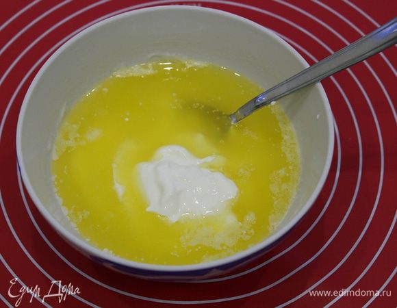 Растопить сливочное масло, немного остудить, добавить масло растительное, сметану, соль,сахар и воду.