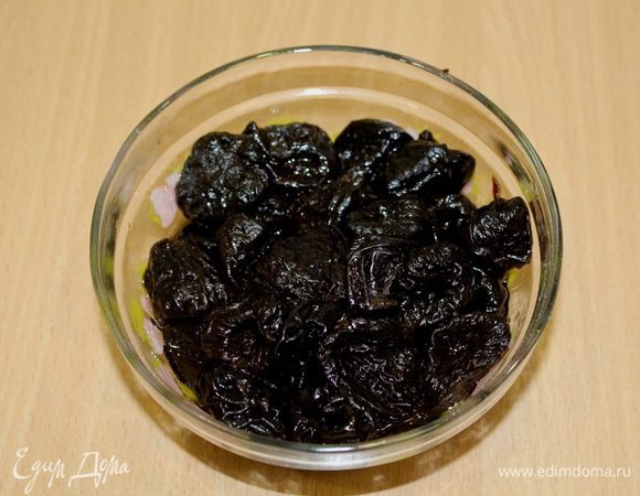 Замочить чернослив на два часа в коньяке. Просеять муку с содой или разрыхлителем.