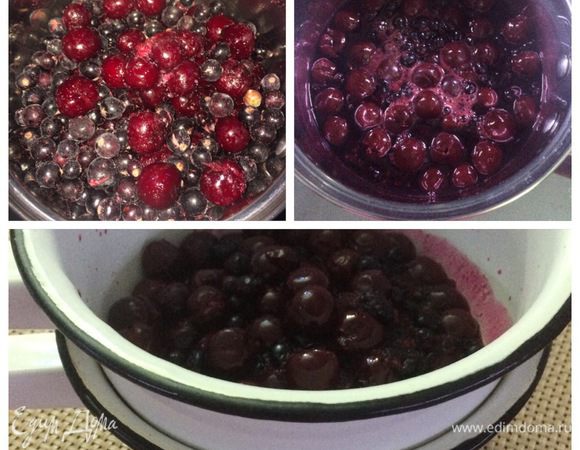 Летом используем свежие фрукты и ягоды имеющиеся в наличии, а зимой выкручиваемся как можем.
У меня есть замороженная вишня и черная смородина. Их я и использовала для прослойки.
В сотейник положила вишню и смородину и на тихом огне "разморозила", прокипятив буквально минуту после закипания. Переложила аккуратно ягоды в дуршлаг, слила образовавшуюся жидкость и оставила ягоды остывать.  