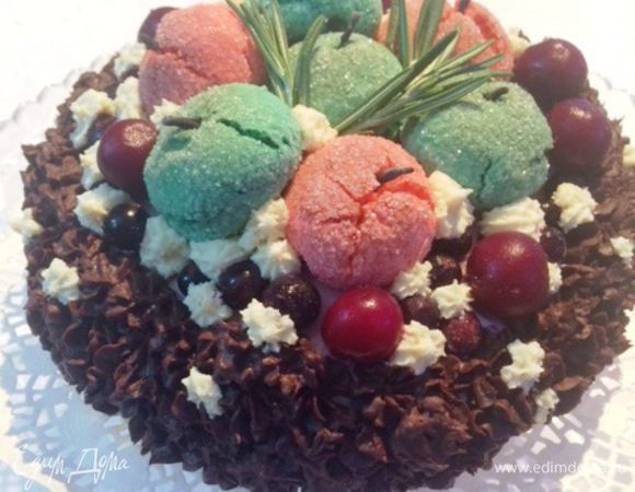 Украшаем торт по своему желанию. Можно просто обсыпать молотыми орехами или бисквитными крошками. И отправить в холодильник на несколько часов (у меня ночь простоял).

В моем случае я украсила торт ганашем и печеньем "Маисовое яблоко". 
 