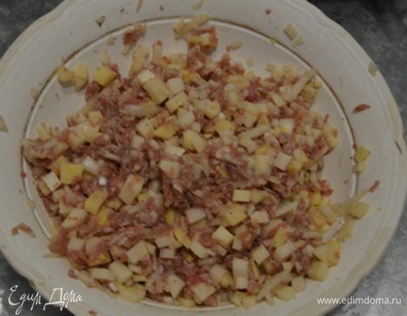 А пока займемся начинкой. Картошку и лук чистим и мелко нарезаем кубиками.  Все смешиваем с фаршем (обычно мясо так же мелко нарезается, но у меня нет времени). Солим перчим по вкусу.