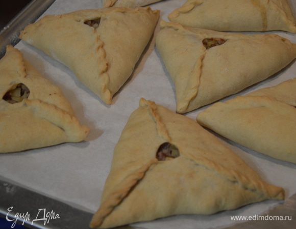 Выкладываем на противень и отправляем в разогретую до 180°C духовку на 30-40 минут (зависит от духовки). Достаем подрумянившиеся треугольники и наслаждаемся с чаем или молоком.