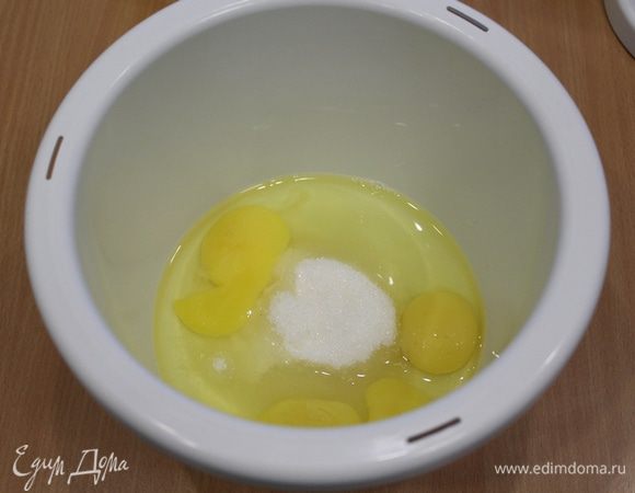 Яйца хорошо взбить, как на бисквит.