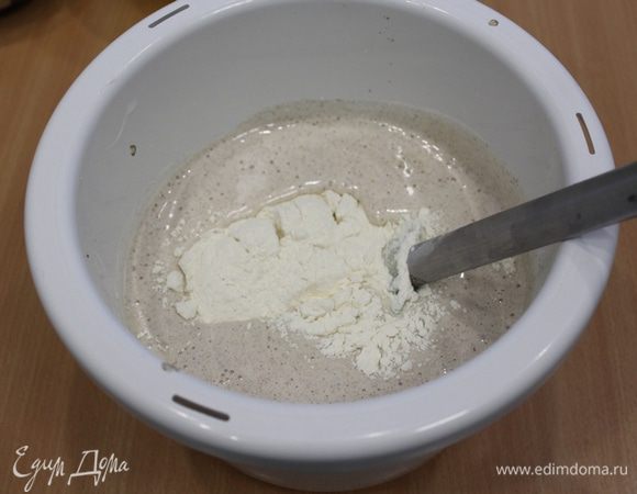Затем добавить частями муку и молоко, аккуратно перемешать.