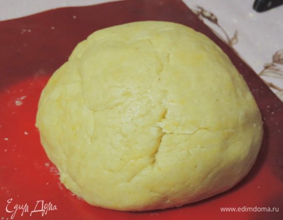 Приготовим из указанных ингредиентов имбирное песочное тесто. Как это сделать, смотрим тут http://www.edimdoma.ru/retsepty/78429-imbirnyy-pryanichnyy-domik