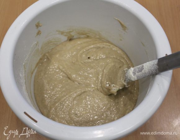 Добавить оставшуюся муку, перемешать.