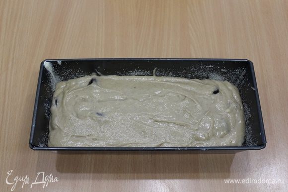 Выложить тесто в хорошо смазанную форму. Выпекать около часа, при температуре 180°C.